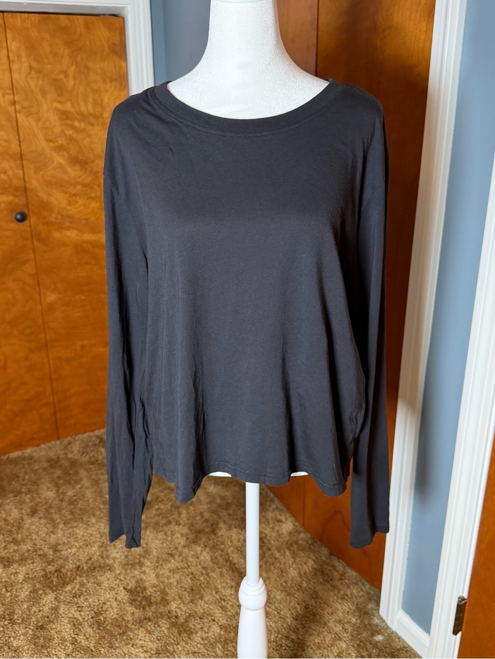 Quince Black Long-Sleeve Crewneck Tee. Size large.